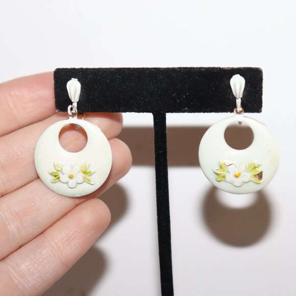 Vintage gold and white floral earrings by ART clip on 1.5" Arthur Pepper - Picture 3 of 5